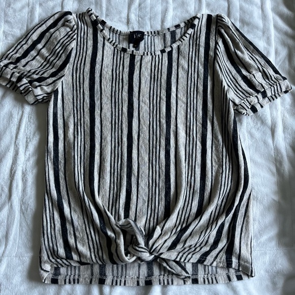 W5 Black & Beige Striped Tie-Front Puff Sleeve Top (M) - Picture 1 of 6